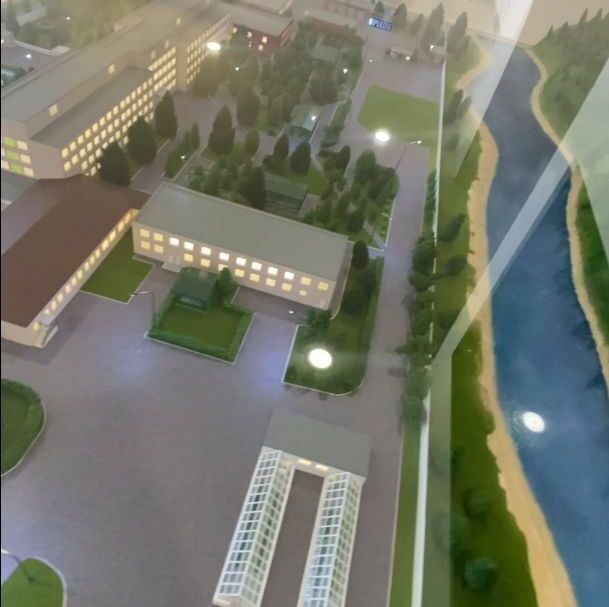 3D-масштабный макет больничного комплекса — реалистичная модель с главными корпусами, административными зданиями, спортивной площадкой и зелёными зонами. Демонстрирует продуманную планировку территории: расположение корпусов, подъездных путей, мест для отдыха и вспомогательных построек. Идеален для презентации архитектурного проекта, планирования строительства и оценки инфраструктуры медицинского учреждения.