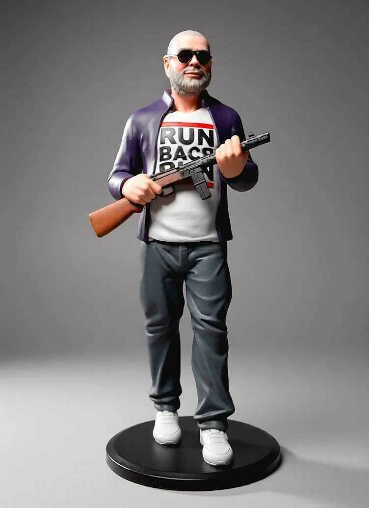 3D-фигурка человека-мужчины в стиле «крутого героя» с автоматом, изготовленная на заказ по фото — детализированная статуэтка на 3D-принтере с реалистичной проработкой одежды и аксессуаров. Футболка с принтом, кожаная куртка, солнцезащитные очки — идеальный подарок для ценителя киношных образов! Фигурка мужчины, напечатанная на 3D-принтере по фотографии, в динамичной позе с автоматом в руках. Фигурка выполнена с высокой детализацией: лысая голова, седая борода, солнцезащитные очки, фиолетовая кожаная куртка, серая футболка с крупным принтом «RUN BACО», тёмные брюки и белые кроссовки. Установлена на круглой чёрной подставке. Пример персонализированной 3D-печати с передачей характерных черт и стиля оригинального образа. Подходит для коллекционирования, декора или в качестве необычного подарка.