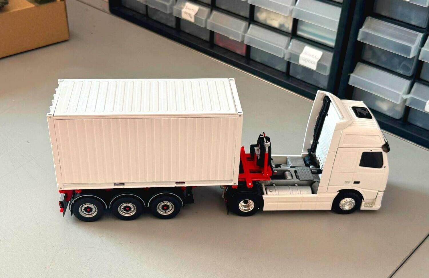 Масштабная 3Д модель тягача с прицепом и контейнером 1:43 — модель с открывающимся контейнером и вращающимися колёсами, изготовленная на заказ в макетной мастерской Maket-modeli.ru Реальная копия модель тягача с прицепом в масштабе 1:43 , с реалистичными деталями: вращающиеся колёса, открывающийся контейнер, возможность отцепки прицепа. Идеальна для коллекционеров и любителей моделирования