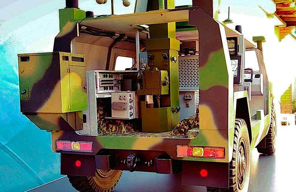 Макет ТЭЦ в масштабе: детальная модель промышленной электростанции с красно‑белыми трубами, блочными корпусами, эстакадами трубопроводов, подстанцией и подъездными дорогами — архитектурный и инженерный макет для визуализации проекта, планирования инфраструктуры и коммерческой презентации изготовленный на заказ в макетной мастерской