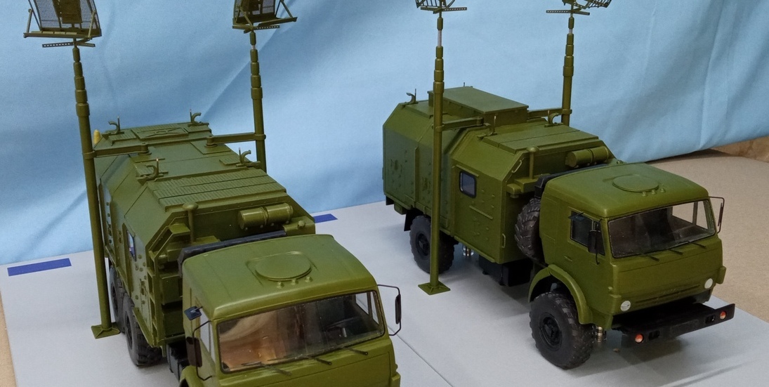 Масштабный макет двух автомобилей КамАЗ-4350 и КамАЗ-5350 с радиопередающей станцией Модель автомобилей КамАЗ-4350 и КамАЗ-5350 выполненная в масштабе 1:24