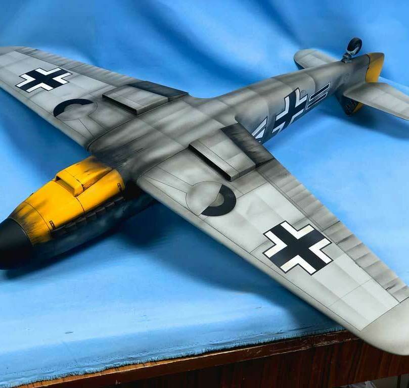 Модель истребителя Мессершмитт Bf 109 с опознавательными знаками Люфтваффе — детализированная копия легендарного самолёта Второй мировой войны, изготовленная на заказ в макетной мастерской Maket-modeli.ru Детализированная модель немецкого истребителя Мессершмитт Bf 109, окрашенная в камуфляжные тона с характерными чёрными крестами Люфтваффе на крыльях и фюзеляже. Реалистичная проработка элементов: жёлтый капот, аэродинамические линии корпуса, чётко прорисованные панели и швы. Идеальный экспонат для коллекционеров и любителей истории авиации.