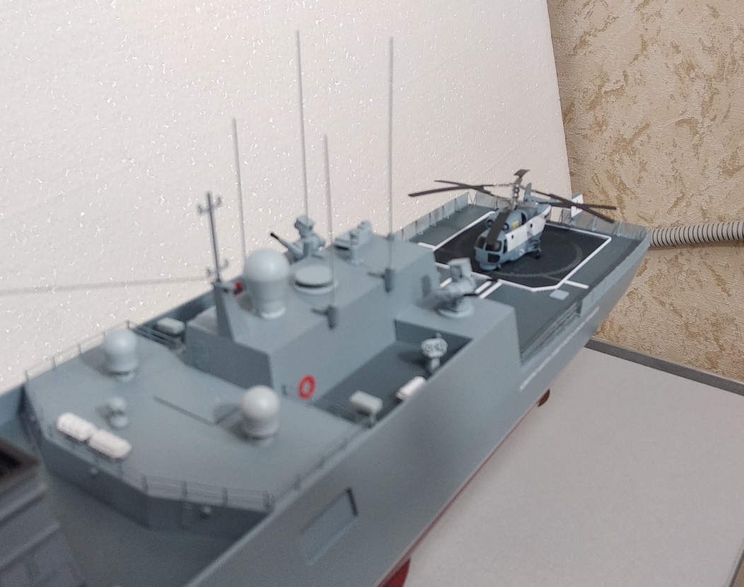 Верхняя палуба модели военного корабля с площадкой для посадки вертолёта