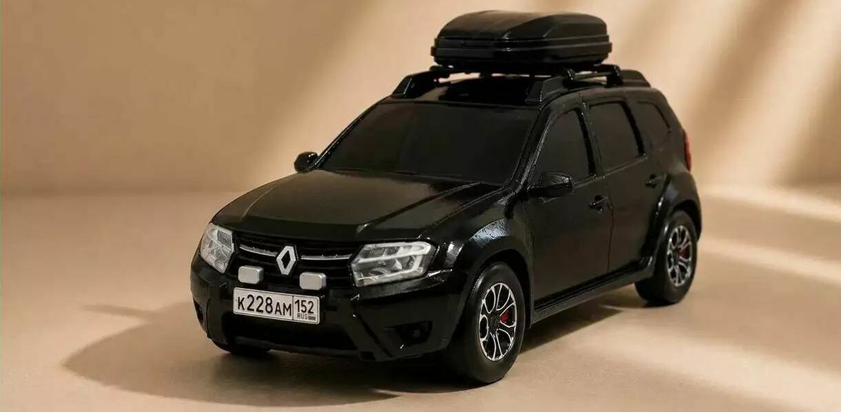 3‑D масштабная модель Renault Duster от Технопарк: коллекционная металлическая машинка 12 см в чёрном цвете с багажником на крыше — для коллекционеров и детей 3‑D масштабная модель Renault Duster: чёрный кузов, детализированные фары, литые диски, багажник на крыше, номерной знак К228АМ152 — коллекционная модель Технопарк