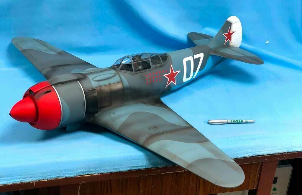 Масштабная 3-Д модель советского истребителя Ла-7 с характерной камуфляжной окраской и красными звёздами — детализированная реплика легендарного самолёта времён Второй мировой войны, изготовленная на заказ в макетной мастерской Maket-modeli.ru Реалистичная модель истребителя Ла-7 в масштабе: серо-камуфляжный фюзеляж, ярко-красный носовой обтекатель, опознавательные красные звёзды на крыльях и хвосте, бортовой номер «07». Проработанная кабина пилота, чёткие линии корпуса — идеальный выбор для коллекционеров и любителей авиамоделирования. Воплощение мощи советской авиации времён Великой Отечественной войны.