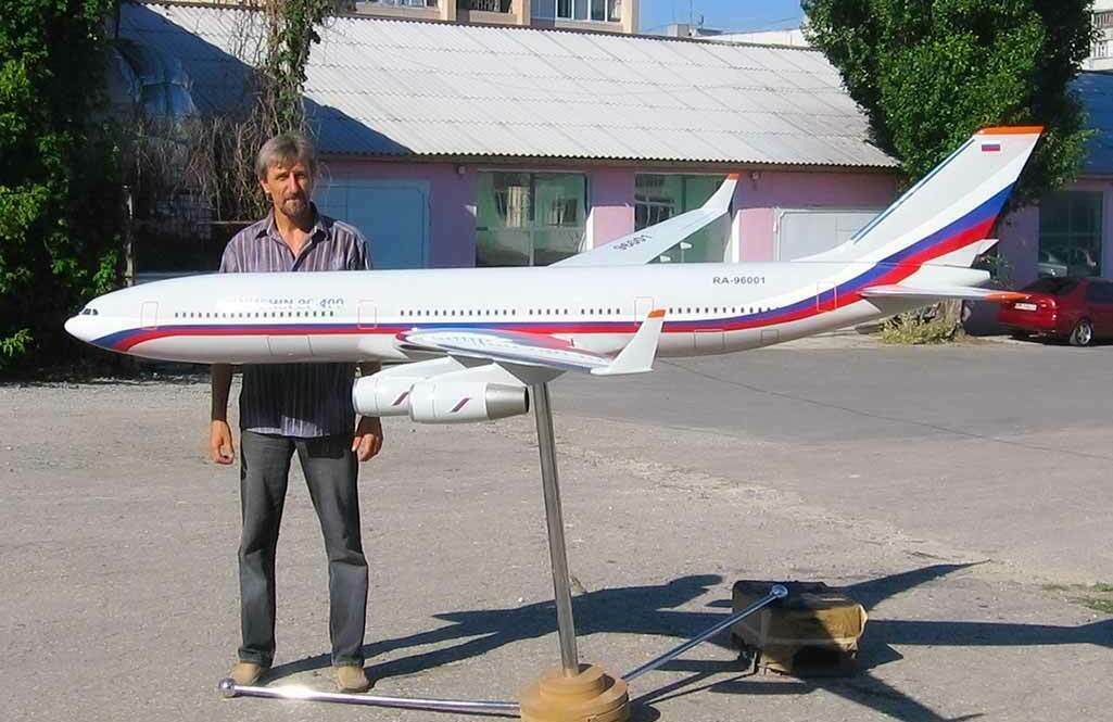 Масштабная модель самолёта, изготовленная макетной мастерской на заказ для выставки или подарка.
