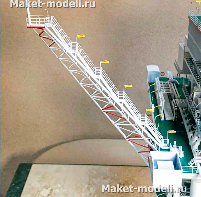Масштабный промышленный макет буровой установки для добычи полезных ископаемых, изготовленный в макетной студии "Макет-Модели.ру"  Ледостойкая стационарная офшорная платформа на гравитационном основании с жилым и технологическим модулем. Узлы и детали промышленной буровой установки