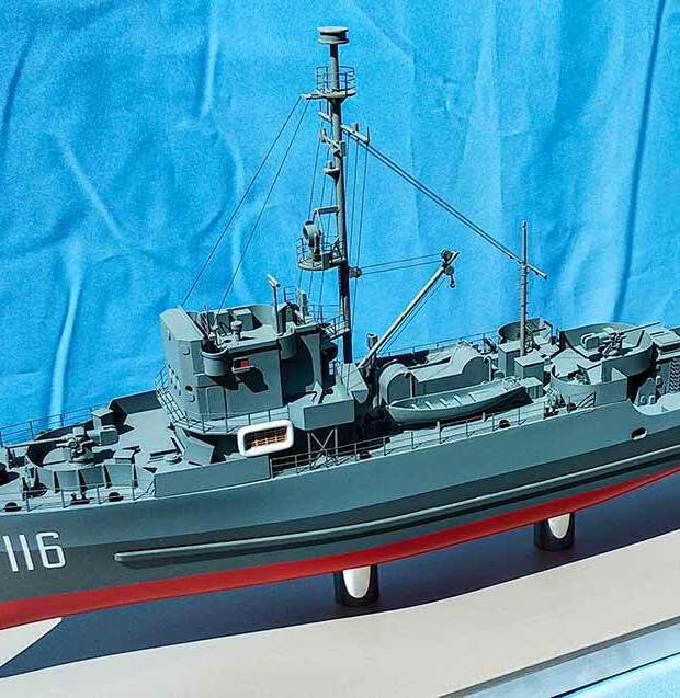 Масштабная модель базового тральщика проекта 1265 «Яхонт» с бортовым номером 116 — детализированная сборная копия морского тральщика с антеннами, палубным оборудованием и спасательной шлюпкой, коллекционная модель для любителей военно-морской техники, изготовленная на заказ в макетной мастерской Maket-modeli.ru Реалистичная модель базового тральщика проекта 1265 «Яхонт», бортовой номер 116: серый корпус с красной ватерлинией, детально проработаны надстройка, мачта с антеннами, леерные ограждения, палубные механизмы, кран и спасательная шлюпка. Модель демонстрирует конструктивные особенности морских тральщиков советского производства, идеально подойдёт для коллекционеров, музейных экспозиций, тематических выставок, посвящённых военно-морскому флоту и противоминным судам.