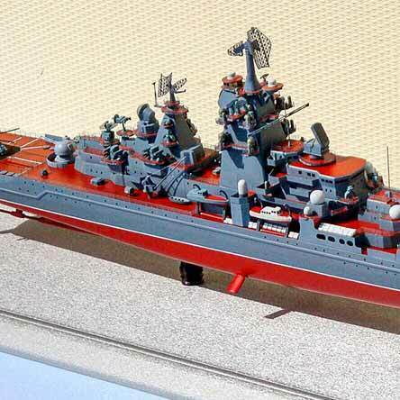 Модель военного корабля изготовленная в макетной мастерской на заказ для выставки, подарка или музея