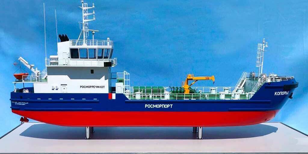 3‑D масштабная модель морского судна с детализированной надстройкой, палубным оборудованием и оранжевой спасательной шлюпкой: демонстрационная миниатюра для выставок, проектных презентаций и музейных экспозиций 3‑D масштабная модель фрагмента палубы морского судна: зелёная палуба, белые леерные ограждения и трапы, оранжевая спасательная шлюпка на штатных креплениях, палубные механизмы (лебёдка, вьюшка), надстройка с дверными проёмами и вентиляционными решётками, навигационное оборудование на верхней площадке; высокая детализация оснастки и конструктивных элементов