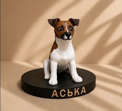 3‑D масштабный макет фигурки собаки породы джек‑рассел‑терьер «Аська»: бело‑коричневый окрас, выразительные глаза, детализированная текстура шерсти, именная подставка — персонализированный сувенир для любителей собак 3‑D масштабный макет: сидящая фигурка джек‑рассел‑терьера с бело‑коричневым окрасом, контрастной мордой и аккуратными ушами; реалистичная проработка глаз и текстуры шерсти; фигурка установлена на круглой чёрной подставке с золотистой надписью «АСЬКА»