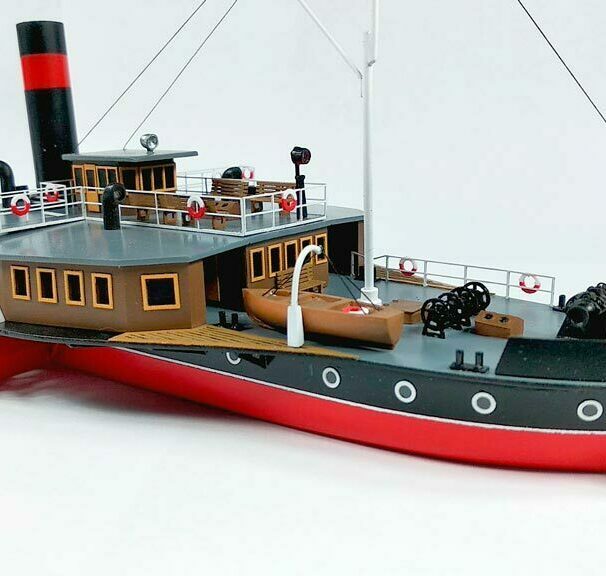 Масштабная модель колёсного парохода с бортовым гребным колесом — детализированная реплика буксирного судна с дымоходом, палубой и спасательными кругами для коллекционеров и экспозиций, изготовленная на заказ в макетной мастерской Maket-modeli.ru Детально проработанная модель парохода с ярко выраженным бортовым гребным колесом, чёрно-красным дымоходом и классической конструкцией палубы. Включает элементы оснащения: спасательные круги, лебёдки, шлюпку и декоративные иллюминаторы. Идеальна для музейных экспозиций, тематических выставок и частных коллекций моделей судов.
