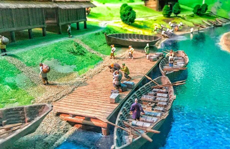 Пристань с лодками во время разгрузки