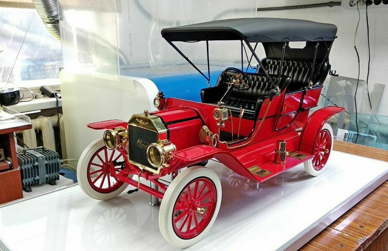 Модель ретро автомобиля Форд, изготовленная для музея