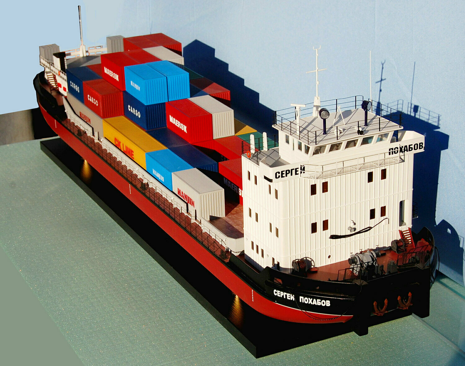 Масштабный макет грузового корабля