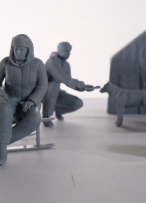 Реалистичная 3D-фигурка человека, изготовленная на заказ по фото — печать на 3D-принтере с высокой детализацией. Миниатюрная копия с передачей индивидуальных особенностей 3D-фигурка человека, напечатанная на 3D-принтере по фотографии — детализированная миниатюра с воспроизведением позы, одежды и аксессуаров. Изделие на заказ для коллекционеров, сувениров или интерьерного декора