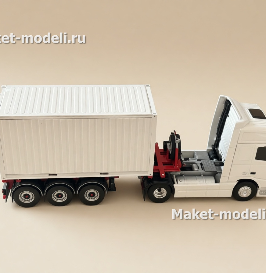 Масштабная модель магистрального седельного тягача Volvo FH 480, колесная формула 4×2, с трехосным полуприцепом-фургоном (контейнеровозом) Тягач компоновки с высокой спальной кабиной (high-roof sleeper cab). • Передняя светотехника: основные фары, блок дополнительных противотуманных/дальнобойных фар на переднем бампере. • Солнечный козырёк над ветровым стеклом, сигнальные огни на крыше кабины. • Фирменная решётка радиатора Volvo с логотипом и обозначением модели FH и мощности «480». • Смоделированные элементы ходовой части: односкатные шины на управляемой передней оси и ведущей задней. • Сцепка с трёхосным полуприцепом прямоугольного сечения (контейнер/фургон). Модель установлена на ровной поверхности, на фоне стеллажей с ячейками для хранения и коробок с другими моделями.