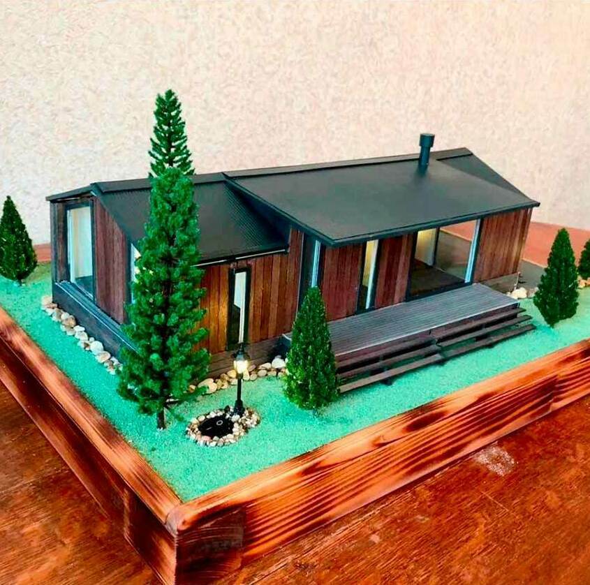 рядом с макетом дома газон, зелёные насаждения, терраса - благоустроенная территория