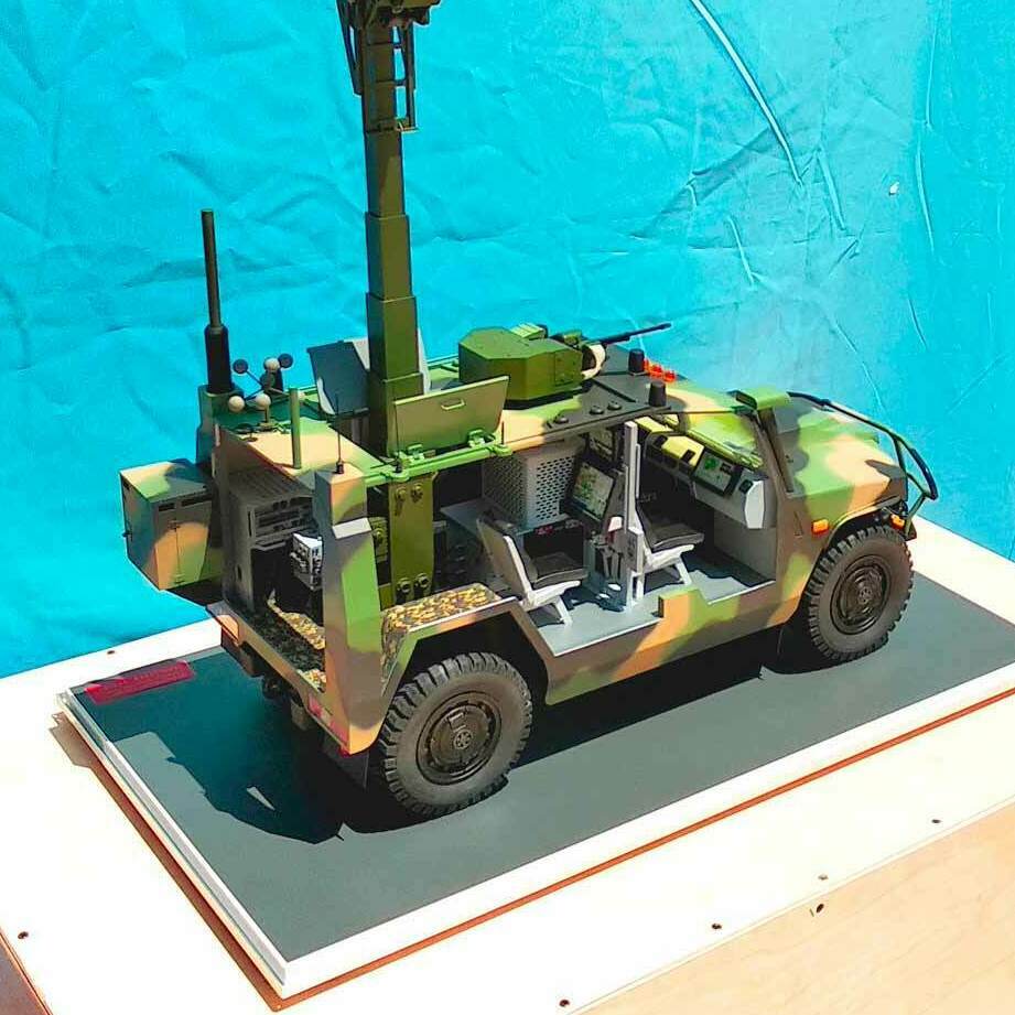 Масштабная модель специальной боевой разведывательной машины (СБРМ) «Тигр», оснащённой радиолокационной мачтой и антеннами связи. Реалистичная детализация: камуфляжная окраска, элементы кабины, приборная панель, внешние модули оборудования. Подходит для музейных экспозиций, военно-патриотических выставок, образовательных проектов по тематике современной бронетехники. Демонстрирует конструкцию и функциональные особенности СБРМ в компактном исполнении.