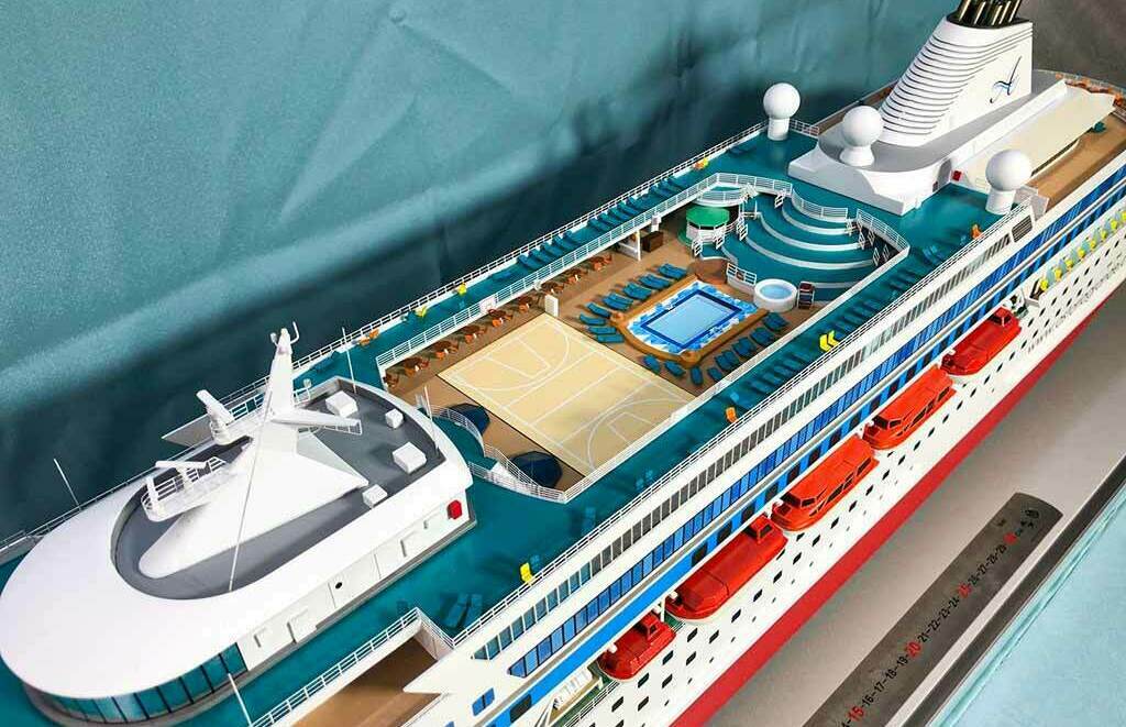 Масштабная модель гражданского судна круизного лайнера вид с верху Масштабная модель гражданского судна круизного лайнера, изготовленная на заказ. Производится демонстрация на выставке в городе Москва