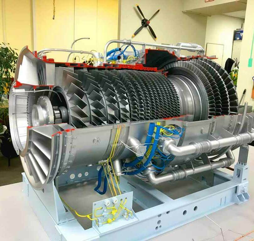 Модель газотурбинного двигателя с детализацией ступеней компрессора и турбинных лопаток для изучения принципов работы ГТД, изготовленная на заказ в макетной мастерской Maket-modeli.ru Учебная модель газотурбинного двигателя в разрезе: наглядно представлены ступени компрессора, турбинные лопатки, система трубопроводов и крепления. Металлический корпус с открытыми секциями демонстрирует внутреннюю конструкцию ГТД — видны входные и выходные каналы, элементы системы подачи топлива и охлаждения. Модель установлена на демонстрационной раме, подходит для образовательных целей и изучения инженерных решений в газотурбинных установках.