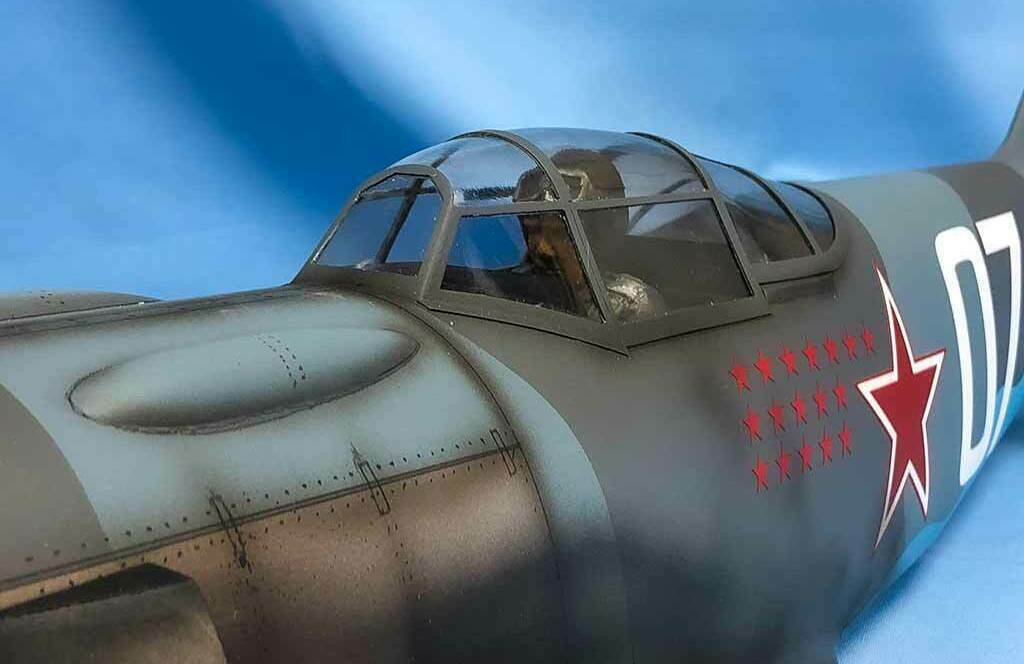 Масштабная модель самолёта, изготовленная макетной мастерской на заказ для выставки или подарка.