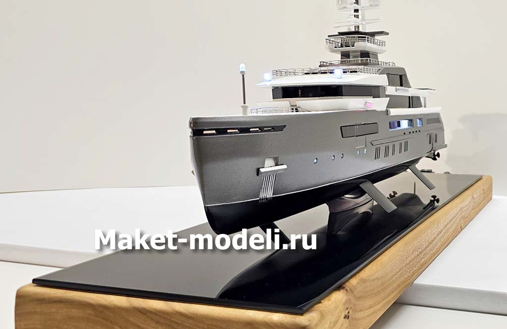 3-D масштабная модель моторной яхты экспедиционного класса на подставке — эксклюзивная судомодель, макет суперяхты с вертолётной площадкой, детализированная модель корабля премиум-класса 3-D масштабная модель моторной суперяхты экспедиционного типа с вертолётной площадкой, многоуровневыми палубами и детализированным корпусом на декоративной подставке