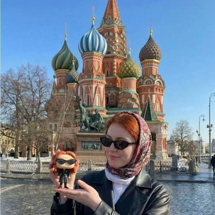 Фигурка девушки в солнцезащитных очках и чёрном наряде: рыжие волосы, лаконичный силуэт, акцентный аксессуар — идеальный тематический сувенир с атмосферой Красной площади, стильный подарок и элемент декора в поп‑культурном стиле Фигурка в формате стилизованного персонажа: выразительные черты, рыжие волосы, тёмные солнцезащитные очки и лаконичный чёрный костюм; компактная поза подчёркивает графичность образа; изделие отличается чёткими контурами и яркой цветовой палитрой, подходит как коллекционный сувенир, тематический подарок или декоративный акцент для интерьера; гармонично сочетается с городской и туристической эстетикой, в том числе в композициях с видами Москвы и Красной площади