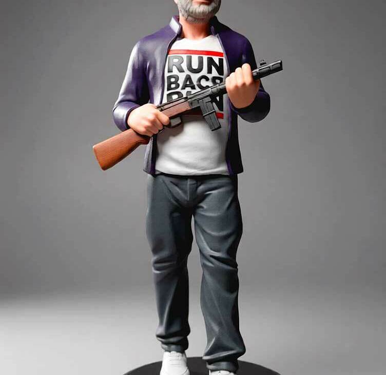 3D-фигурка человека-мужчины в стиле «крутого героя» с автоматом, изготовленная на заказ по фото — детализированная статуэтка на 3D-принтере с реалистичной проработкой одежды и аксессуаров. Футболка с принтом, кожаная куртка, солнцезащитные очки — идеальный подарок для ценителя киношных образов! Фигурка мужчины, напечатанная на 3D-принтере по фотографии, в динамичной позе с автоматом в руках. Фигурка выполнена с высокой детализацией: лысая голова, седая борода, солнцезащитные очки, фиолетовая кожаная куртка, серая футболка с крупным принтом «RUN BACО», тёмные брюки и белые кроссовки. Установлена на круглой чёрной подставке. Пример персонализированной 3D-печати с передачей характерных черт и стиля оригинального образа. Подходит для коллекционирования, декора или в качестве необычного подарка.