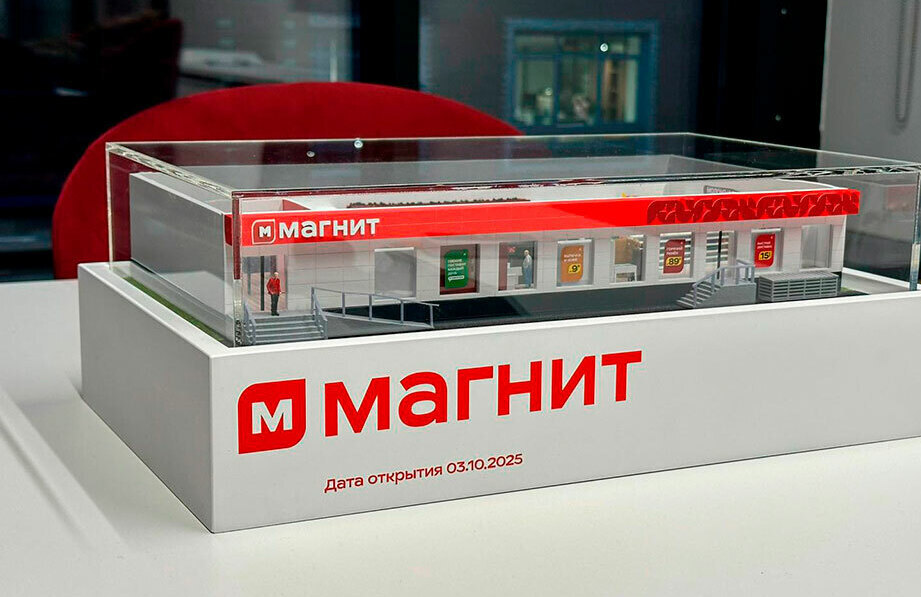 Детализированный макет: масштабная архитектурная модель торгово‑выставочного и индустриального кластера с фасадными витринами, пешеходной зоной, зелёными насаждениями, парковкой и подъездной дорогой — для презентаций, девелопмента и инвестиционных материалов изготовленный на заказ для выставки в г. Москва