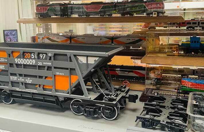 Масштабная модель думпкара (хоппера) с маркировкой «20 51 97», номер 9000009, выполненная с высокой детализацией: видны элементы ходовой части, кузов с оранжевыми вставками, маркировка РЖД. Реалистичная миниатюра для железнодорожных макетов, коллекционирования и моделирования грузовых перевозок со скоростью до 120 км/ч.