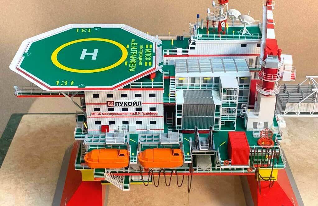 Детализированная масштабная модель новостройки — архитектурный макет жилого комплекса с коммерческим цоколем, парковкой, зелёными зонами, пешеходными аллеями и спортивной площадкой для маркетинга, визуализации и презентаций изготовленный на заказ в макетной мастерской