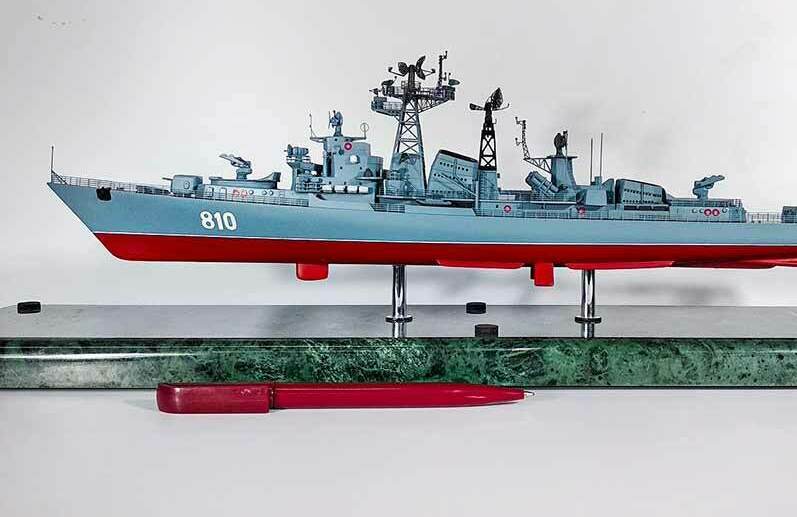 Масштабная модель военного корабля на подставке