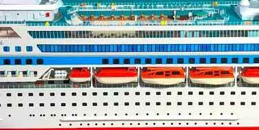 Масштабная модель круизного лайнера «Astoria Grande» с высокой детализацией: несколько палуб с балконами кают, спасательные шлюпки, радиолокационные купола, дымовая труба и фирменный логотип. Корпус окрашен в фирменные цвета — белый с синей полосой и красной ватерлинией. Модель изготовлена на заказ для презентации или пополнения частной коллекции. Отлично подойдёт для музейной экспозиции, наглядно демонстрирует архитектуру и особенности настоящего судна.