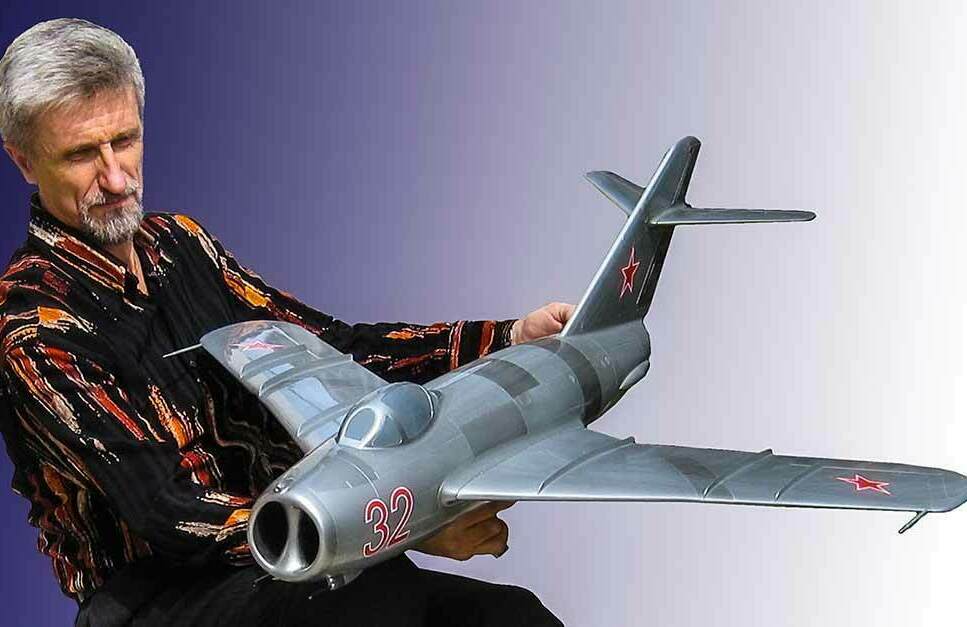 Масштабная модель самолёта, изготовленная макетной мастерской на заказ для выставки или подарка.