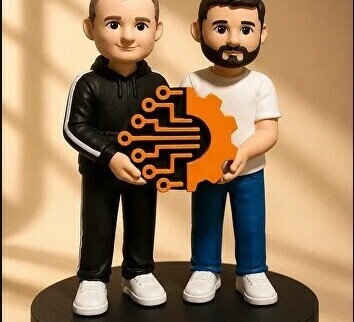 3‑D масштабная модель «Техномикс»: две стилизованные фигурки специалистов с элементом печатной платы и шестерёнки, чёрная круглая подставка с брендовой надписью — коллекционный корпоративный сувенир 3‑D масштабная модель: две мужские фигурки в повседневной одежде (одна — в чёрном спортивном костюме с белыми полосами, другая — в белой футболке и синих джинсах) держат совместный элемент — оранжево‑чёрную композицию из стилизованной печатной платы и зубчатой шестерни; композиция установлена на чёрной круглой подставке с белой надписью «ТЕХНОМИКС