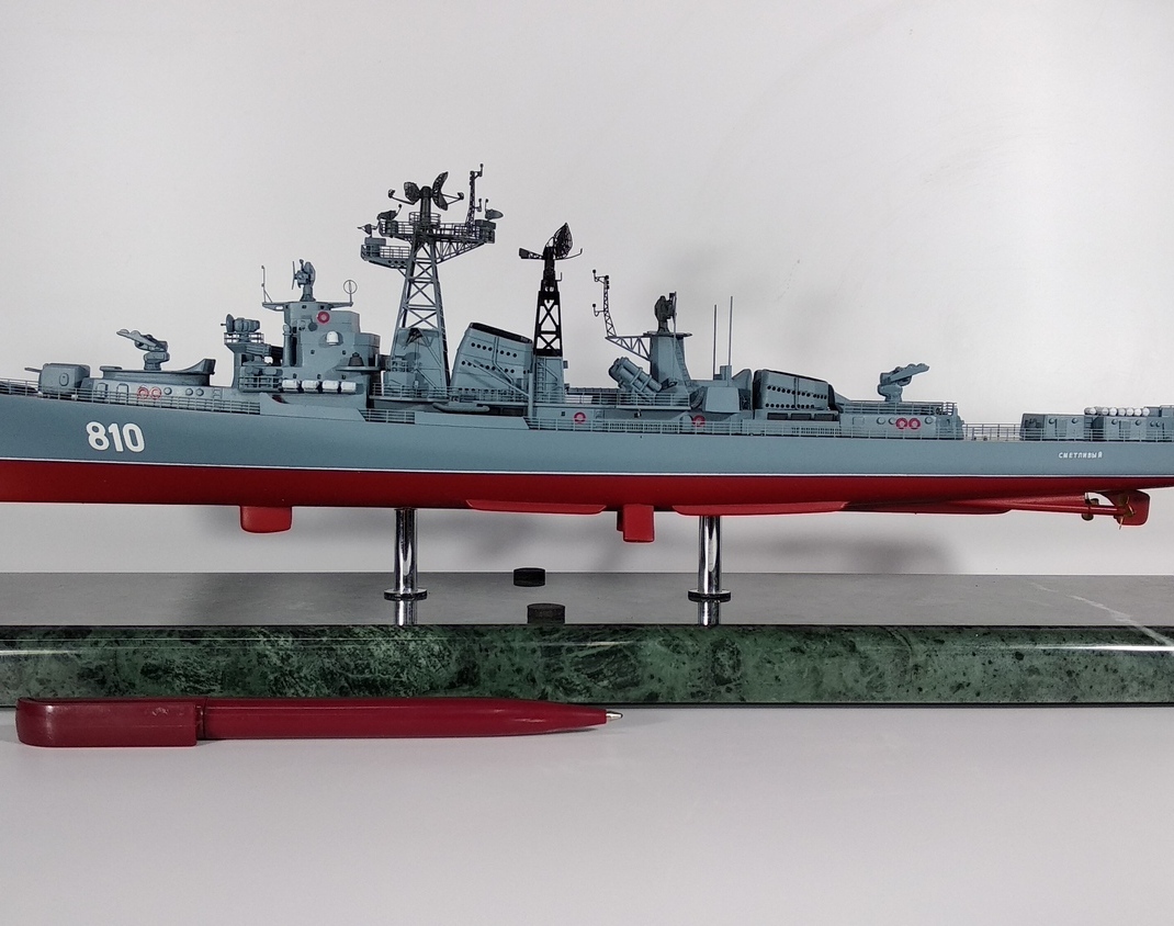Масштабная модель военного корабляна подставке