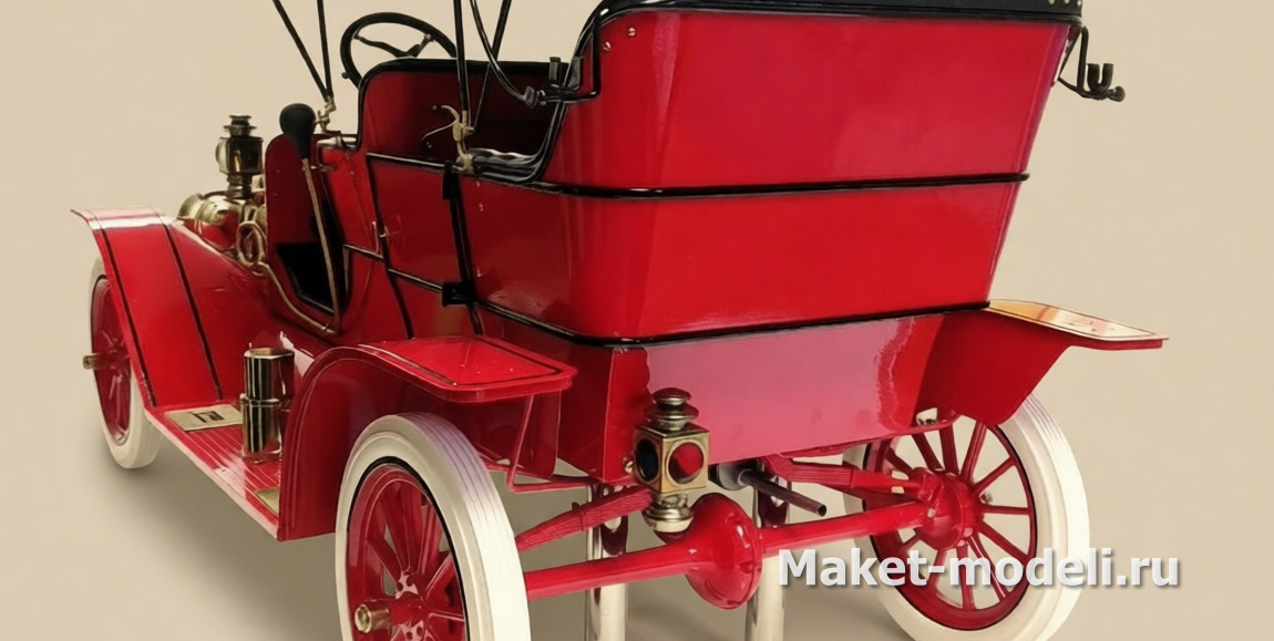 Детально проработанная модель классического автомобиля Ford Model T 1908 года в ярком красном цвете с чёрным тентом. Выделяются латунные элементы отделки, белые покрышки колёс, аутентичные фары и декоративные накладки. Модель установлена на металлических подставках, демонстрирует оригинальный дизайн начала XX века — идеальный экспонат для музея или деловой презентации. Изготовлена на заказ с сохранением всех исторических деталей.