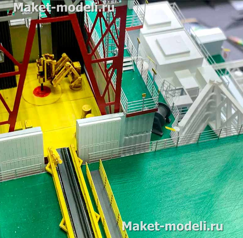Масштабный промышленный макет буровой установки для добычи полезных ископаемых, изготовленный в макетной студии "Макет-Модели.ру"  Ледостойкая стационарная офшорная платформа на гравитационном основании с жилым и технологическим модулем. Узлы и детали промышленной буровой установки