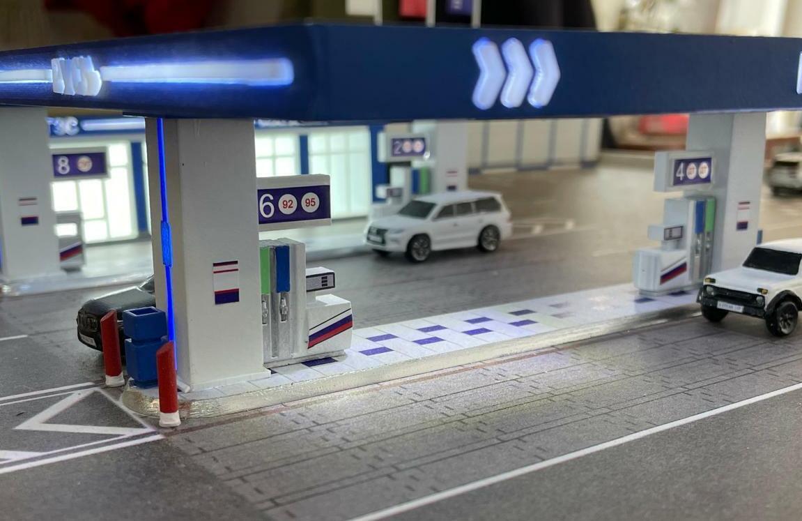 Детализированный макет многоэтажного жилого комплекса с внутренним двором и фонтаном, подсветкой окон, ландшафтным дизайном, пешеходными дорожками, детской и спортивной зонами, крытыми парковочными местами и подъездной дорогой — идеальная 3D модель для инвестиционных материалов, презентаций и градостроительного планирования, изготовленный на заказ для выставки в г. Москва