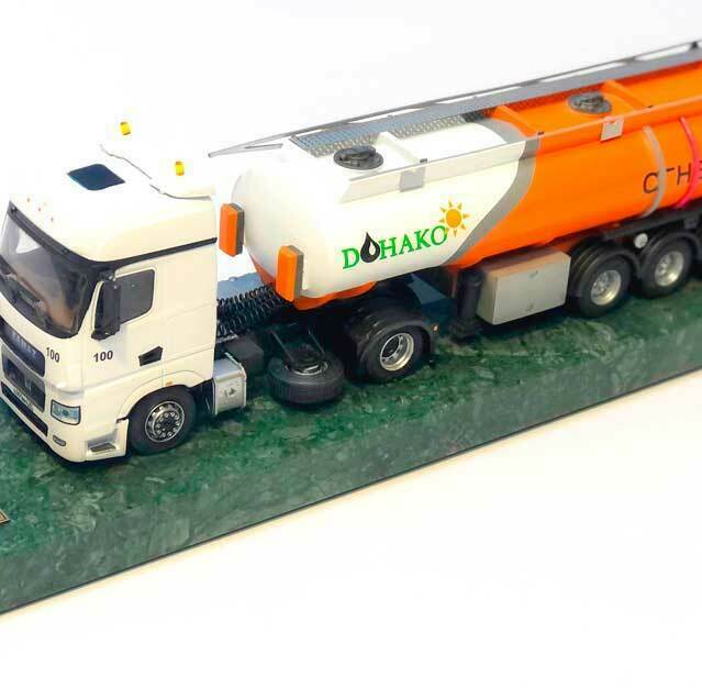 Подарочная масштабная модель бензовоза Scania P380 с автоцистерной (1:43) — детализированный макет топливоперевозчика с логотипом «DOHAKO» для коллекционеров и корпоративных подарков, изготовленный на заказ в макетной мастерской Maket-modeli.ru Масштабная модель бензовоза Scania P380 в масштабе 1:43 с ярко-оранжевой автоцистерной, маркированной надписью «Огнеопасно». Кабина белого цвета с детализированными элементами: зеркала, фары, номерные знаки. На цистерне размещён логотип компании «DOHAKO» с солнечным символом. Модель установлена на декоративной подставке с памятной табличкой: «Мудрому руководителю от благодарного коллектива. 11 сентября 2013 года». Идеальный вариант для коллекционирования, украшения кабинета или корпоративного подарка.