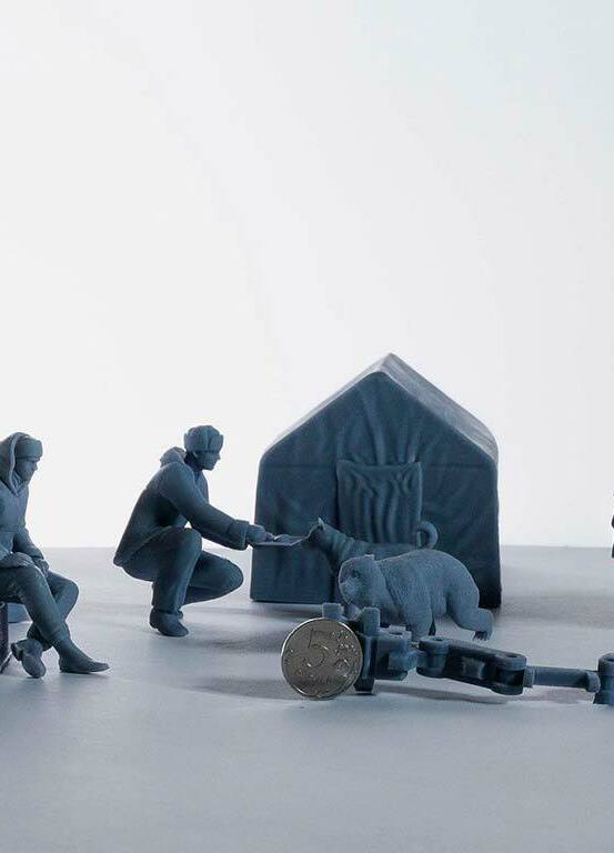 Реалистичная 3D-фигурка человека, изготовленная на заказ по фото — печать на 3D-принтере с высокой детализацией. Миниатюрная копия с передачей индивидуальных особенностей 3D-фигурка человека, напечатанная на 3D-принтере по фотографии — детализированная миниатюра с воспроизведением позы, одежды и аксессуаров. Изделие на заказ для коллекционеров, сувениров или интерьерного декора