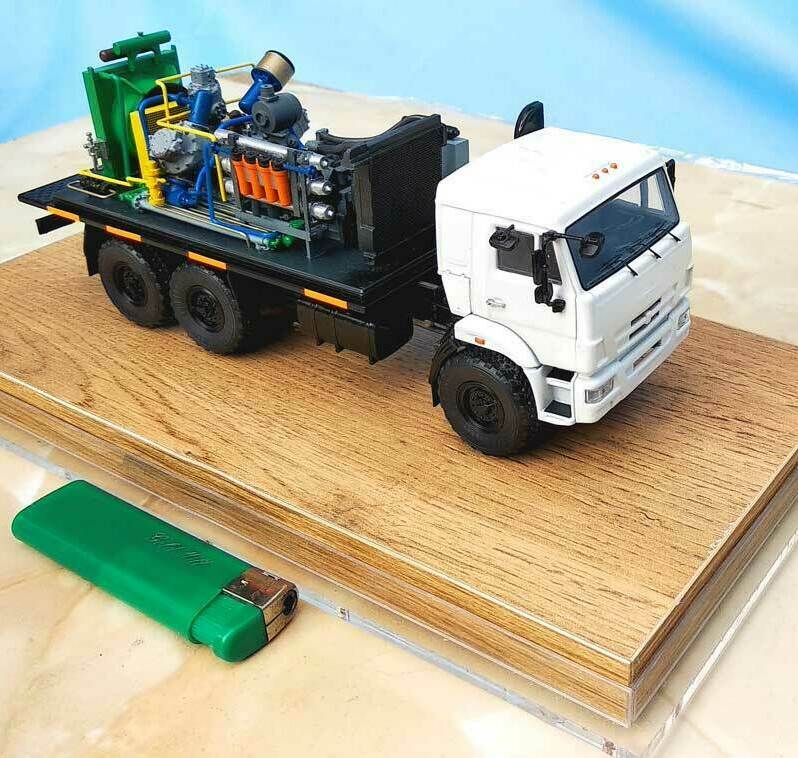 Масштабная модель передвижной компрессорной станции на шасси КамАЗ — детализированный макет спецтехники для коллекционеров и экспозиций, изготовленная на заказ в макетной мастерской Maket-modeli.ru Детализированный макет передвижной компрессорной станции, установленной на шасси грузовика КамАЗ. Реалистичная модель с проработанными элементами оборудования: компрессоры, трубопроводы, защитные кожухи. Подходит для выставок, коллекций, демонстрационных целей. Отображает специфику промышленной спецтехники в миниатюре.