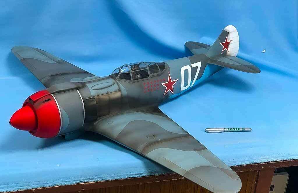 Детализированный архитектурный макет дата‑центра: многоэтажная 3D‑модель со стеклянным фасадом и интерьерной подсветкой, въездной группой и парковкой, огороженной территорией, ландшафтным благоустройством и зоной отдыха — идеальна для презентаций, продаж и инвестиционных материалов.