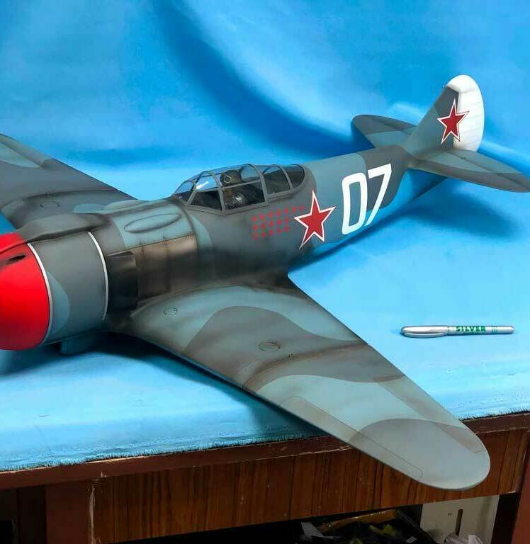 Детализированная масштабная модель советского истребителя Ла-5 с характерными красными звёздами на фюзеляже и хвосте, камуфляжной окраской и номером «07». Реалистичная копия легендарного самолёта времён Великой Отечественной войны, идеально подходящая для коллекционеров и любителей авиамоделей.