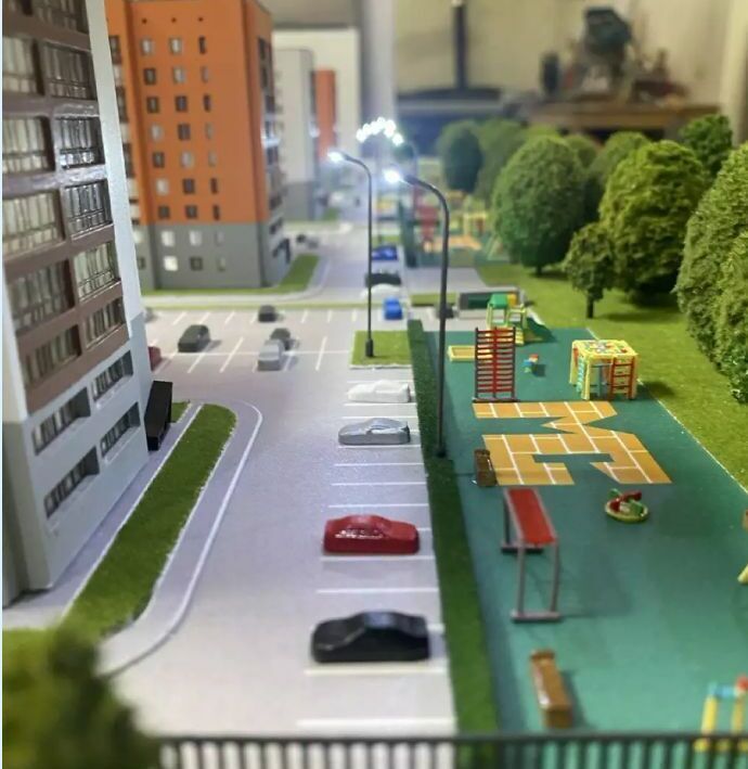 3D-масштабный макет современного жилого комплекса, демонстрирующий планировку квартальной застройки. Включены многоэтажные жилые дома с реалистичными фасадами, школа с прилегающими спортивными площадками, благоустроенные дворы с детскими игровыми зонами. Визуализированы пешеходные дорожки, парковочные места, зелёные насаждения, аллеи и элементы ландшафтного дизайна. На макете отображены ключевые инфраструктурные объекты: спортивная площадка с беговой дорожкой, зоны отдыха, подъездные пути и тротуары. Модель позволяет оценить плотность застройки, распределение жилых и общественных зон, удобство транспортной доступности и уровень озеленения территории. Идеальна для презентации проекта девелоперам, инвесторам и потенциальным покупателям недвижимости.