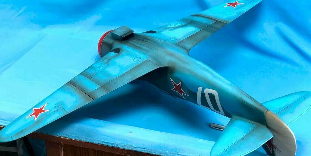 Детализированная масштабная модель советского истребителя Ла-5 с характерными красными звёздами на фюзеляже и хвосте, камуфляжной окраской и номером «07». Реалистичная копия легендарного самолёта времён Великой Отечественной войны, идеально подходящая для коллекционеров и любителей авиамоделей.