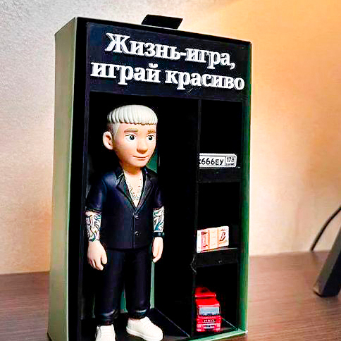 3-Д реалистичная фигурка человека изготовленная на заказ Фигурка изготовлена по описанию заказчика и по фотографии, в одежде, позе и с необходимыми предметами и аксессуарами