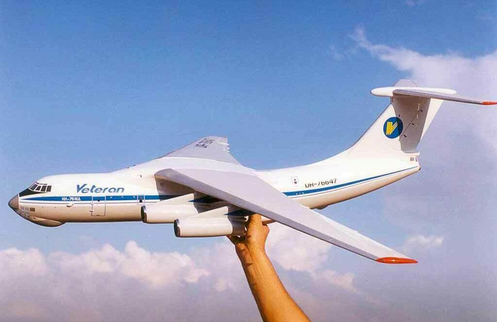 Масштабная модель самолёта, изготовленная макетной мастерской на заказ для выставки или подарка.