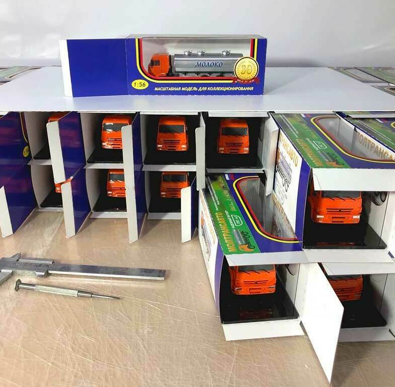 Масштабные модели бензовозов «Молтрансавто» в масштабе 1:56 для коллекционирования — витринная экспозиция с коробками и системой хранения, изготовленные на заказ в макетной мастерской Maket-modeli.ru Витринная экспозиция коллекционных масштабных моделей бензовозов с надписью «Молоко» от «Молтрансавто» (масштаб 1:56). Модели аккуратно размещены в фирменных коробках с яркой полиграфией, организованы в многоуровневой системе хранения. На переднем плане — измерительный инструмент (штангенциркуль), подчёркивающий точность исполнения моделей. Идеальный выбор для коллекционеров, тематических выставок и оформления витрин.